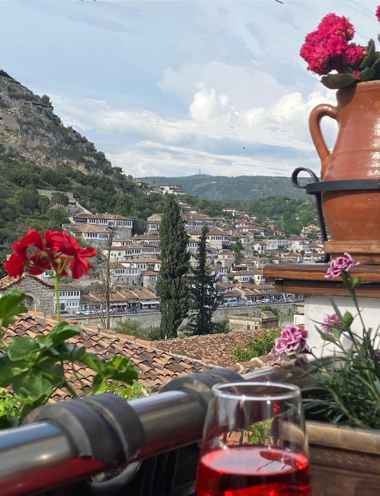 Oda E Skulptorit-Unesco Quarter Berat Exterior foto